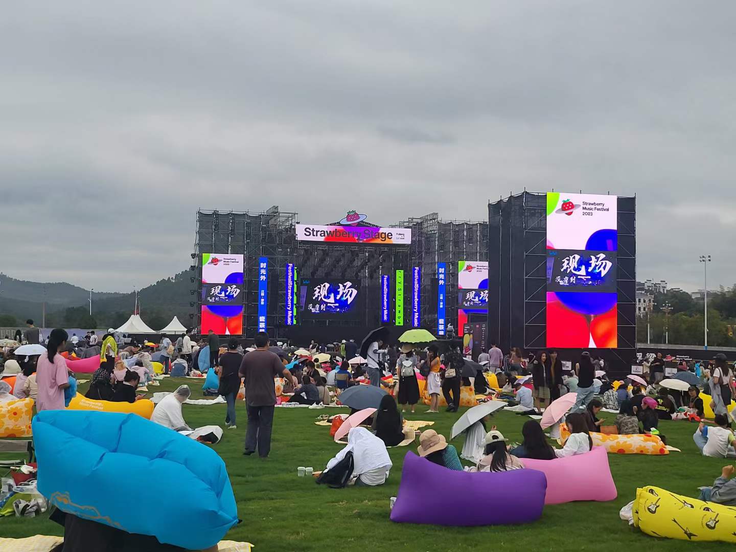 為什么他家的演出舞臺燈光租賃設(shè)備受歡迎呢？